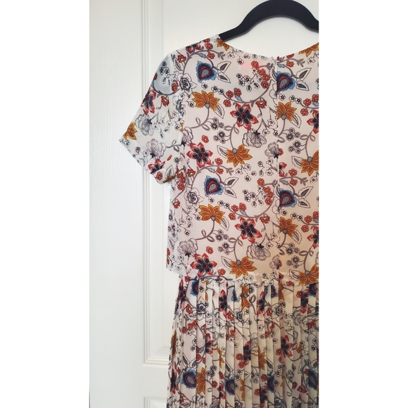 Pleated Floral Dress - Picture 8 of 12